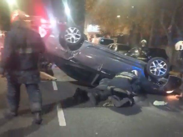 Choque y vuelco en Caballito: el conductor huyó a pie y dejó a su pareja en el auto