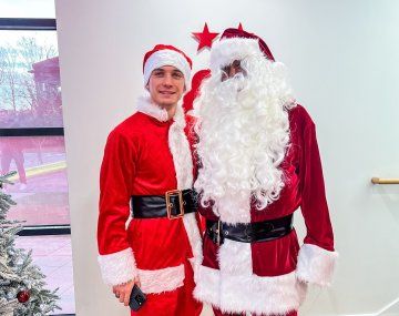 Nico Domínguez llegó a la práctica del Nottingham disfrazado de Papa Noel