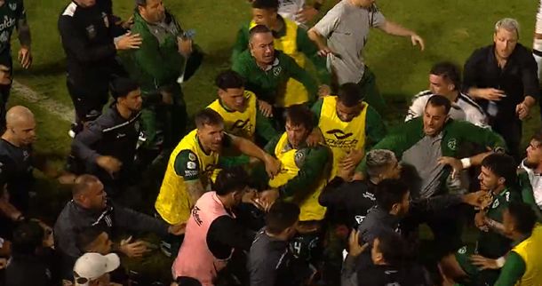 Insólita pelea de médicos y camilleros en Central Córdoba - Sarmiento