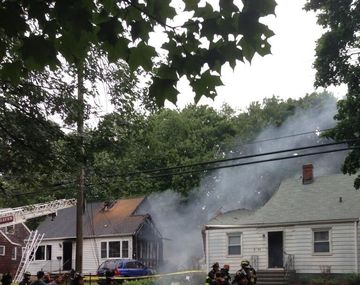 Una avioneta se estrelló contra dos casas: tres desaparecidos