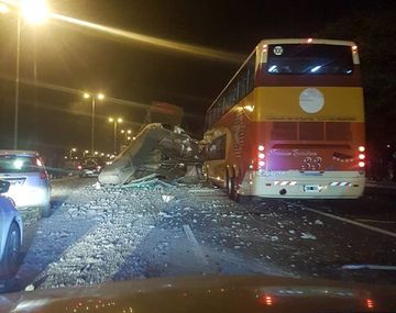 Un camión derrumbó un puente en Acceso Oeste