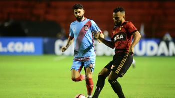 Samuel Xavier disputa la pelota con Lucas Wilchez Samuel Xavier disputa la pelota con Lucas Wilchez