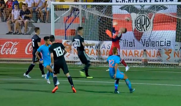 El increíble blooper del arquero de la Selección Sub 20 en el torneo de LAlcudia