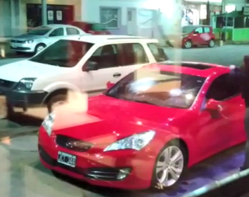 Una mujer rompi&oacute; un auto con una pala en R&iacute;o Gallegos