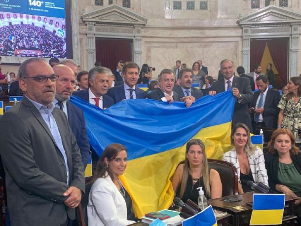 Juntos por el Cambio posa con una bandera de Ucrania