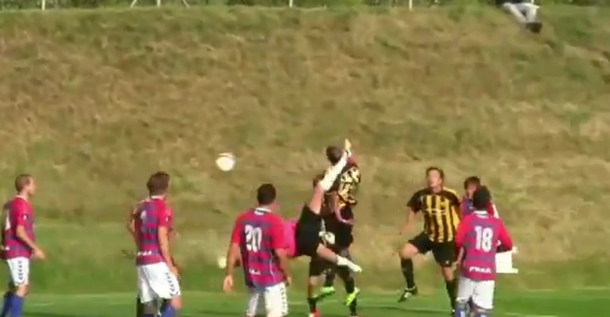 Insólito: un arquero marcó un espectacular gol de chilena