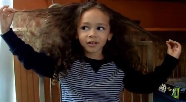 Un chico de 3 años quiere donar su pelo para enfermos de cáncer