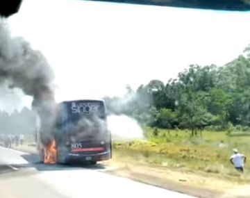 Un micro se prendió fuego en la ruta 14 de Corrientes