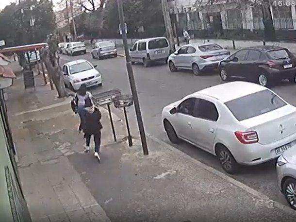 Isidro Casanova: brutal asalto a una maestra en la puerta de una escuela