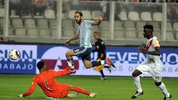 Así definió Gonzalo Higuaín para marcar su gol frente a Perú. Así definió Gonzalo Higuaín para marcar su gol frente a Perú.