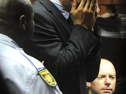 la vida de pistorius en la carcel: entre el llanto y las visitas la vida de pistorius en la carcel: entre el llanto y las visitas