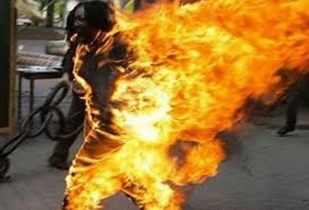 Se prendió fuego desesperado por la falta de trabajo
