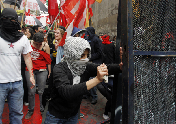 Tensión entre estudiantes y la policía en el rectorado de la UBA