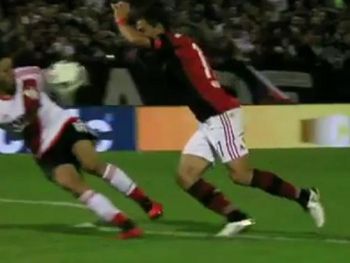La supuesta mano de Mayada en el duelo entre Newells y River