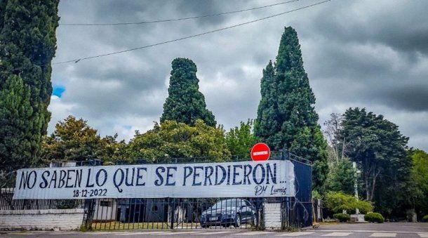 No saben lo que se perdieron: la bandera que apareció en el cementerio de Lanús