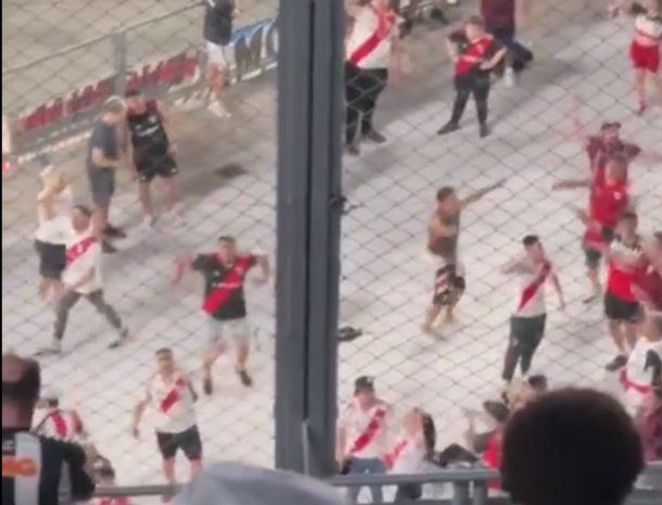 Gestos racistas de un hincha de River contra la gente de Atlético Mineiro