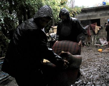 Evacuados y autos arrastrados por el desborde de un arroyo en Villa Carlos Paz
