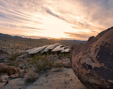 Una extraña casa en el medio del desierto