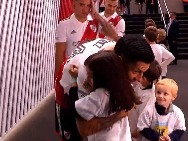 Video: el emotivo abrazo entre Enzo Pérez y una nena hincha de River