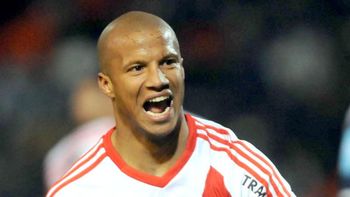 la otra cara de carlos sanchez: de ser abandonado por su padre a nominado para el balon de oro la otra cara de carlos sanchez: de ser abandonado por su padre a nominado para el balon de oro