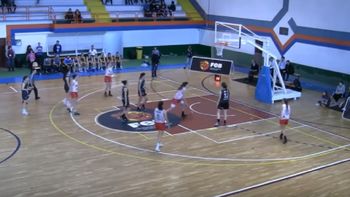 La pasividad de las jugadoras de Estudiantes al dejarse encestar La pasividad de las jugadoras de Estudiantes al dejarse encestar