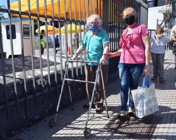 La Ciudad aclaró que todavía no está habilitada la vacunación para mayores de 70 años
