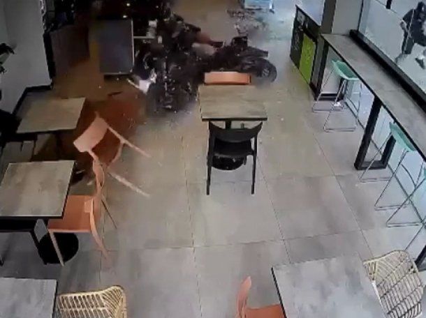 Video: robaron una moto, quisieron escapar y se estrellaron contra una estación de servicio