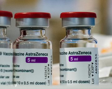 AstraZeneca anunció que su vacuna es 79% eficaz y que no genera coágulos tras pruebas