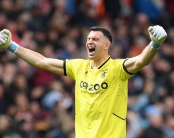 Gran atajada del Dibu Martínez en la goleada del Aston Villa a Newcastle