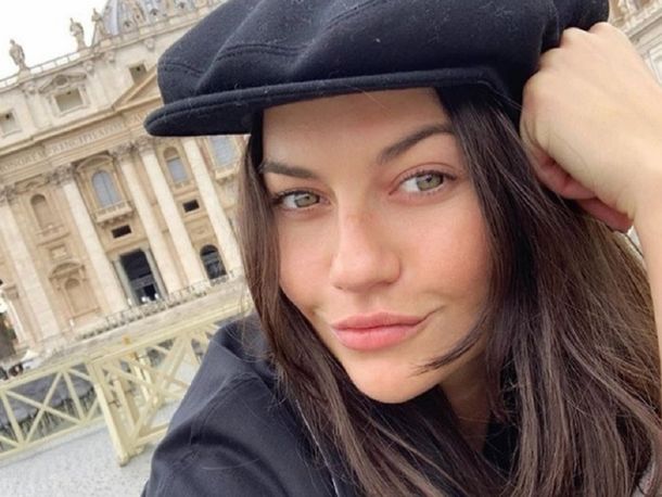 La selfie desde arriba de Sofía Jujuy Jiménez con una microbikini fucsia