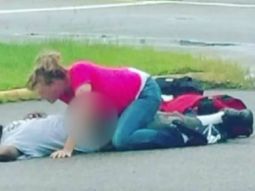 una pareja tuvo sexo en un estacionamiento y los atraparon: el estaba inconciente una pareja tuvo sexo en un estacionamiento y los atraparon: el estaba inconciente