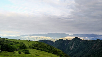 El pueblo ideal para los amantes de la naturaleza al que se accede por camino de montañas El pueblo ideal para los amantes de la naturaleza al que se accede por camino de montañas