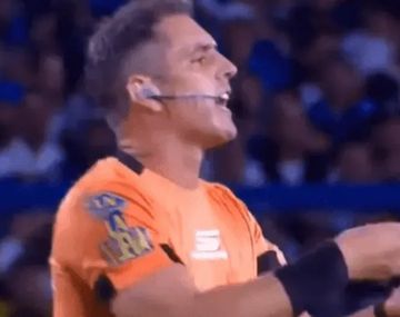 El picante cruce entre Echenique y Cavani tras el gol anulado: Leé el reglamento
