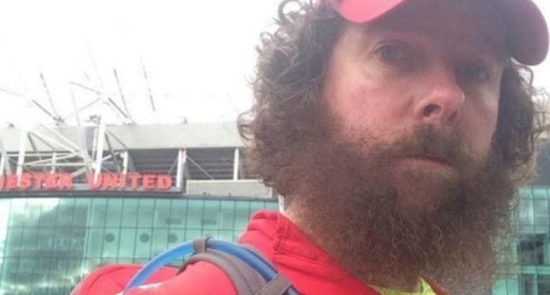 En honor a un niño, se disfrazó de Forrest Gum y corrió 42 maratones en 42 días