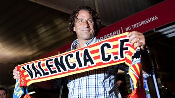 pizzi firmo su contrato con el valencia y debutara el sabado pizzi firmo su contrato con el valencia y debutara el sabado
