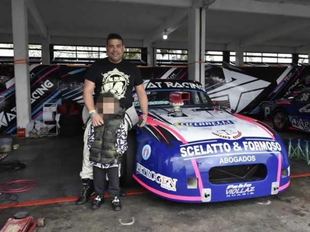 Padre e hijo en el Autódromo de la Ciudad de Buenos Aires, unas horas antes del inicio de una carrera.