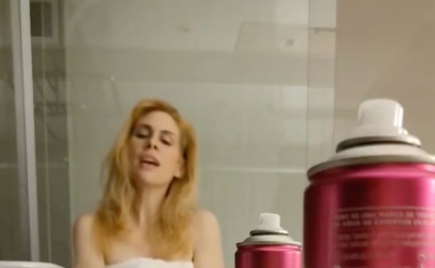 Lilia Lemoine se filmó semidesnuda cantando en el baño y en las redes la destrozaron