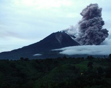 Más de 25 mil evacuados por la erupción del volcán Sinabung