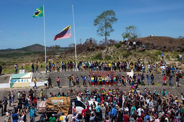 Queman la carga de ayuda humanitaria en la frontera de Venezuela y Colombia