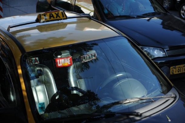 Detenidos por tener sexo en un taxi - Crédito: www.lacapital.com.ar