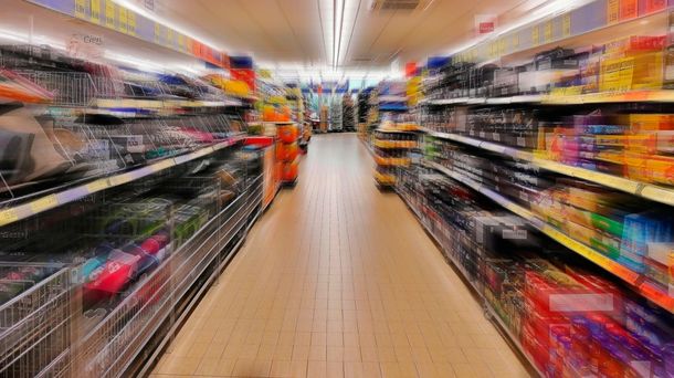 Los consumidores cuidan cada vez más sus compras en los supermercados.