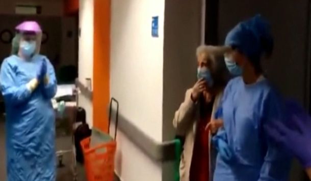Conmovedor: una anciana de 95 años venció al coronavirus y así la despidieron en el hospital