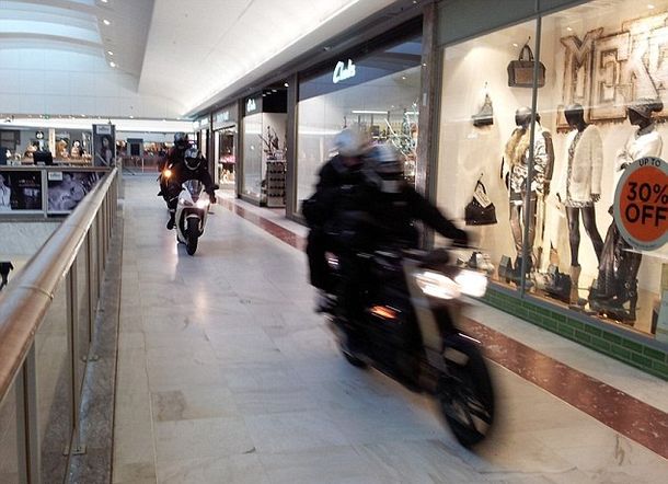 Roban con motocicletas adentro de un shopping en Londres