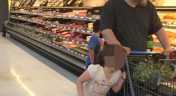 El papá más malo del mundo: paseaba a su hija del pelo por un supermercado