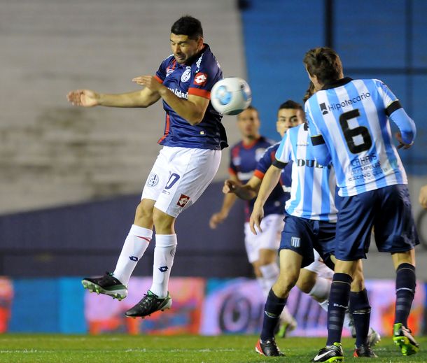 San Lorenzo goleó a Racing en el primer clásico del certamen