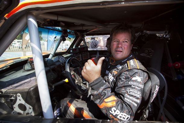 La espectacular maniobra de Robby Gordon en la largada de la Etapa 1