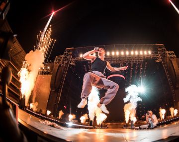 Wos despidió el año ante 35.000 personas que estallaron con Muchachos