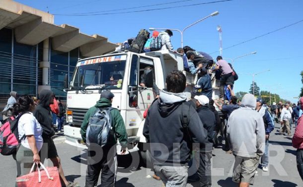 Ayuda a los asistentes al recital del Indio Solari en Olavarría - Crédito: El Popular