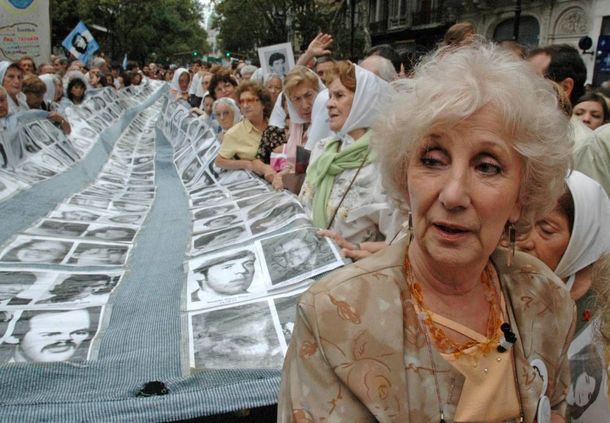 Abuelas de Plaza de Mayo.