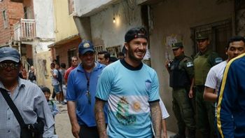 beckham vino de sorpresa a la argentina y jugo al futbol en la villa 1-11-14 beckham vino de sorpresa a la argentina y jugo al futbol en la villa 1-11-14